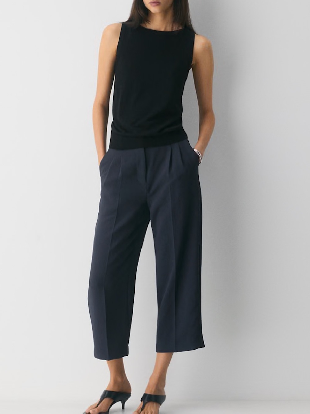 NWT Aritzia The Effortless Pant Size 6 in color Dark Night Navy